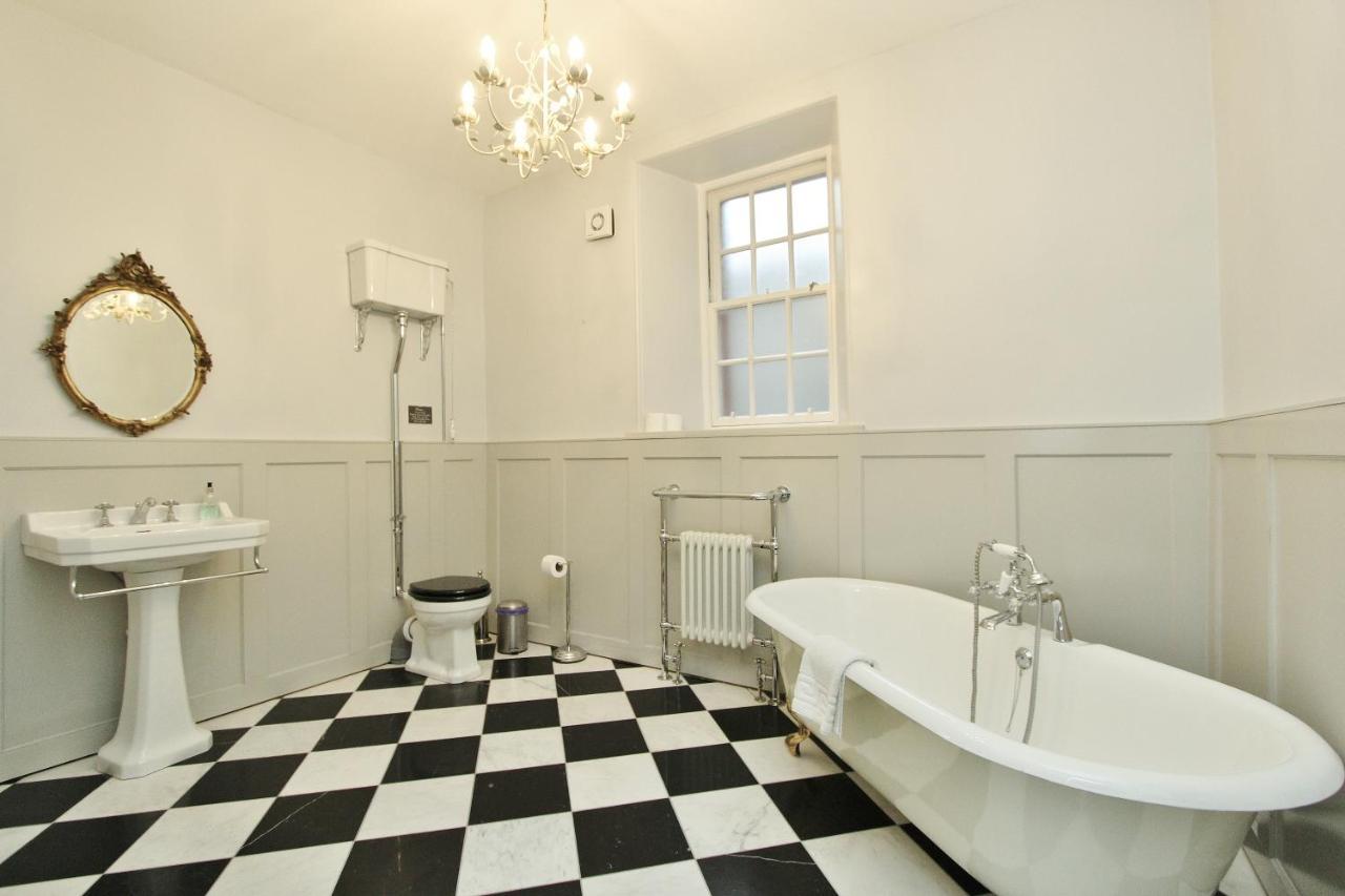 Elegant 3-Bedroom Ramsay Garden Apartment In Edinburgh City Centre Exterior photo