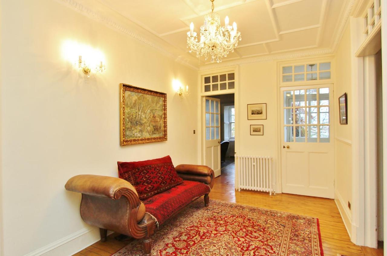 Elegant 3-Bedroom Ramsay Garden Apartment In Edinburgh City Centre Exterior photo